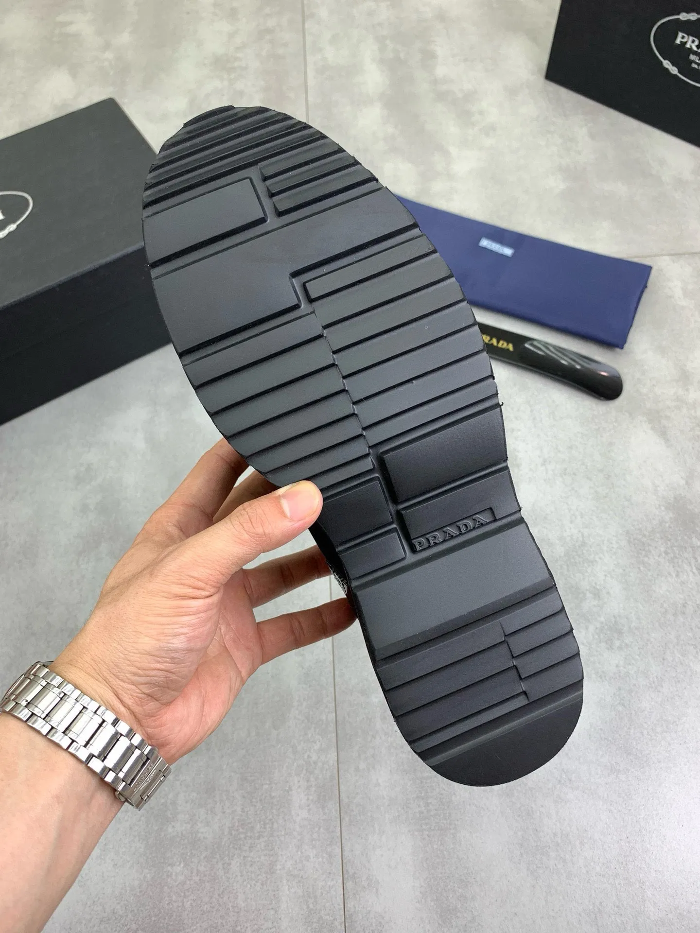 Factory price P880 💰Original quality, top version🔱 ＰＲＡＤＡPrada. Men's business casual leather shoes, top quality products. 1:1 shipment⬆️Luxurious and noble👞All imported original brand fabrics, just to create a more comfortable wearing experience. Upper: Original comfortable open edge bead-rubbed calf leather➕Top imported water-dyed full cow lining, original lightweight and comfortable TPU foam combination bottom✔️Code number: 39-44 (38.45 can be customized)